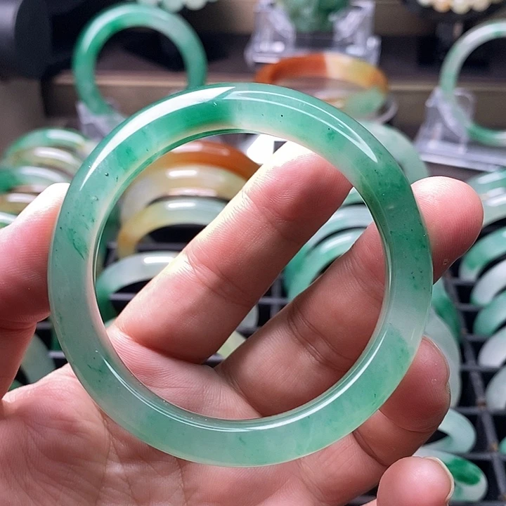 未镶嵌手镯石英质玉（非洲翠）