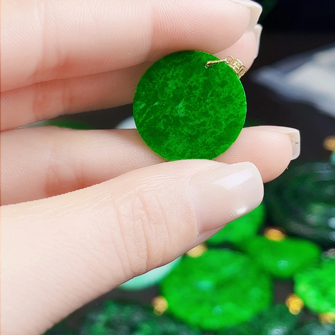 颈饰18K金镶嵌翡翠多样性