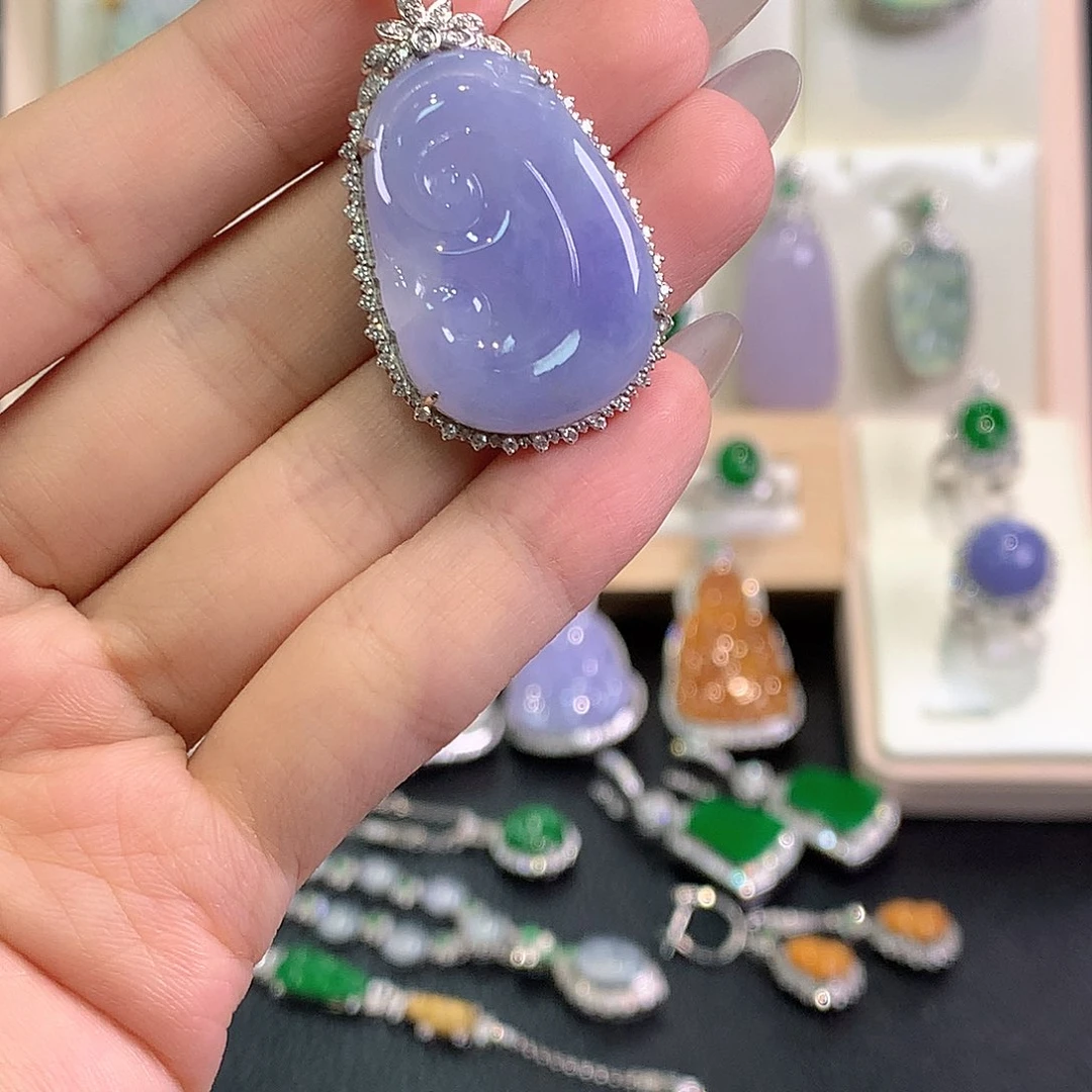 翡翠18K金镶嵌颈饰小*巴3、