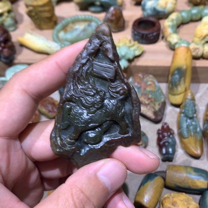 未镶嵌岫岩河磨玉（透闪石质玉）挂件