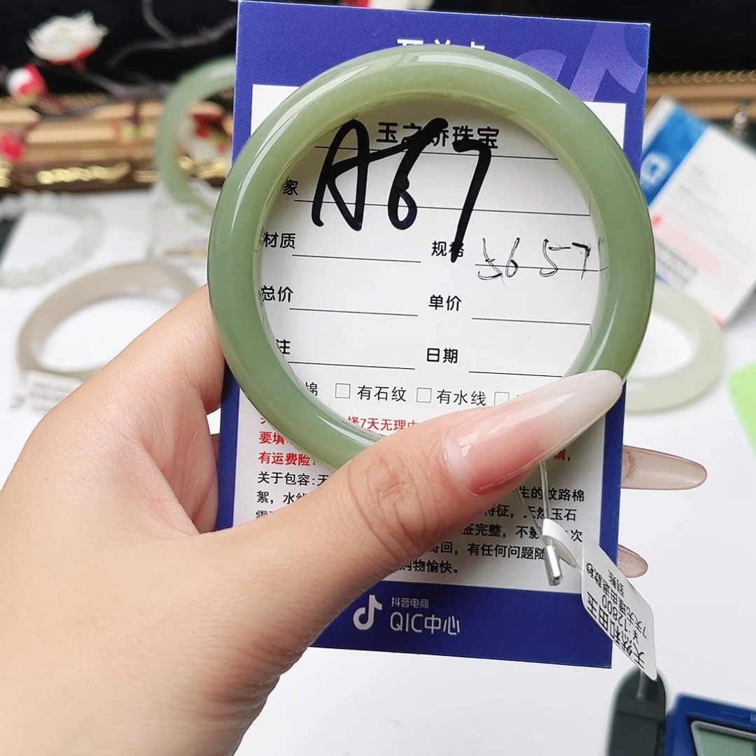 和田玉未镶嵌手镯