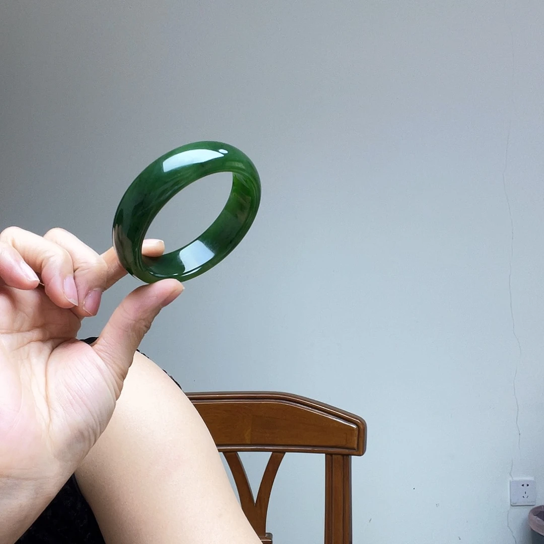 和田玉手镯未镶嵌归*