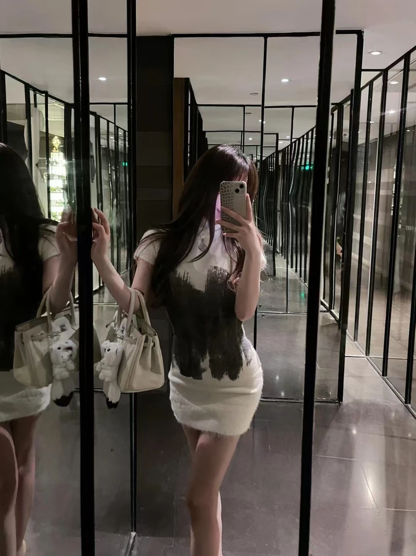 纯欲风露背印花短袖针织连衣裙女春季修身收腰短裙设计感包臀裙子