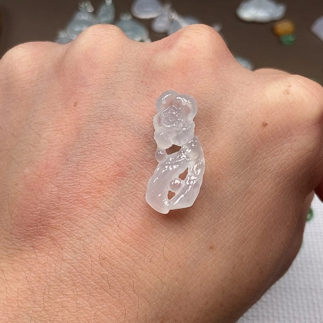 翡翠未镶嵌颈饰荷花