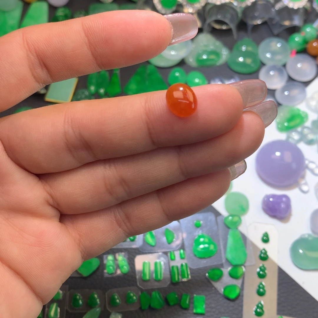 翡翠颈饰未镶嵌红翡蛋面