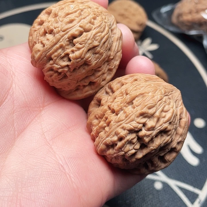 文玩核桃把件绣球一对