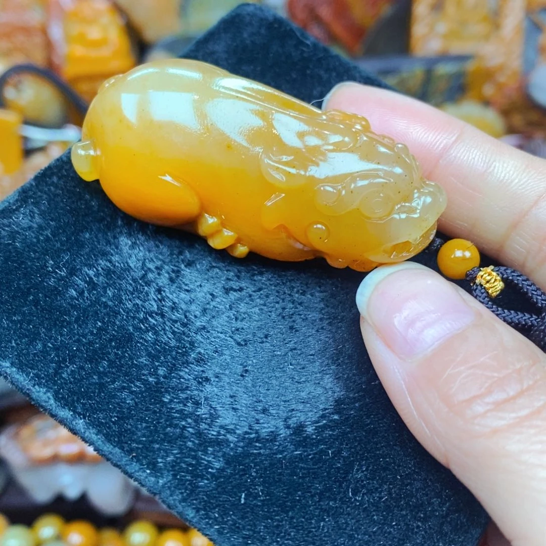 未镶嵌石英质玉（黄龙玉）颈饰