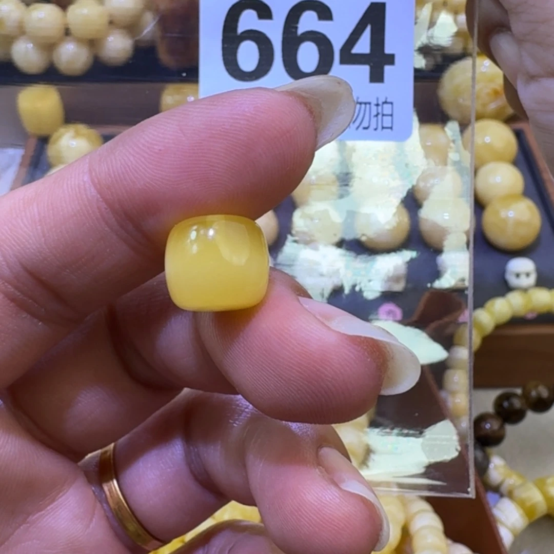 未镶嵌琥珀裸石11×9.9微微瑕