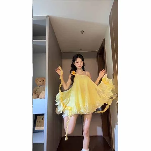 荷叶边黄色吊带连衣裙女夏日独特绝美漂亮度假娃娃衫蓬蓬短裙