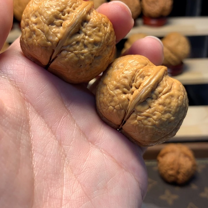 v***D文玩核桃把件40金蟒