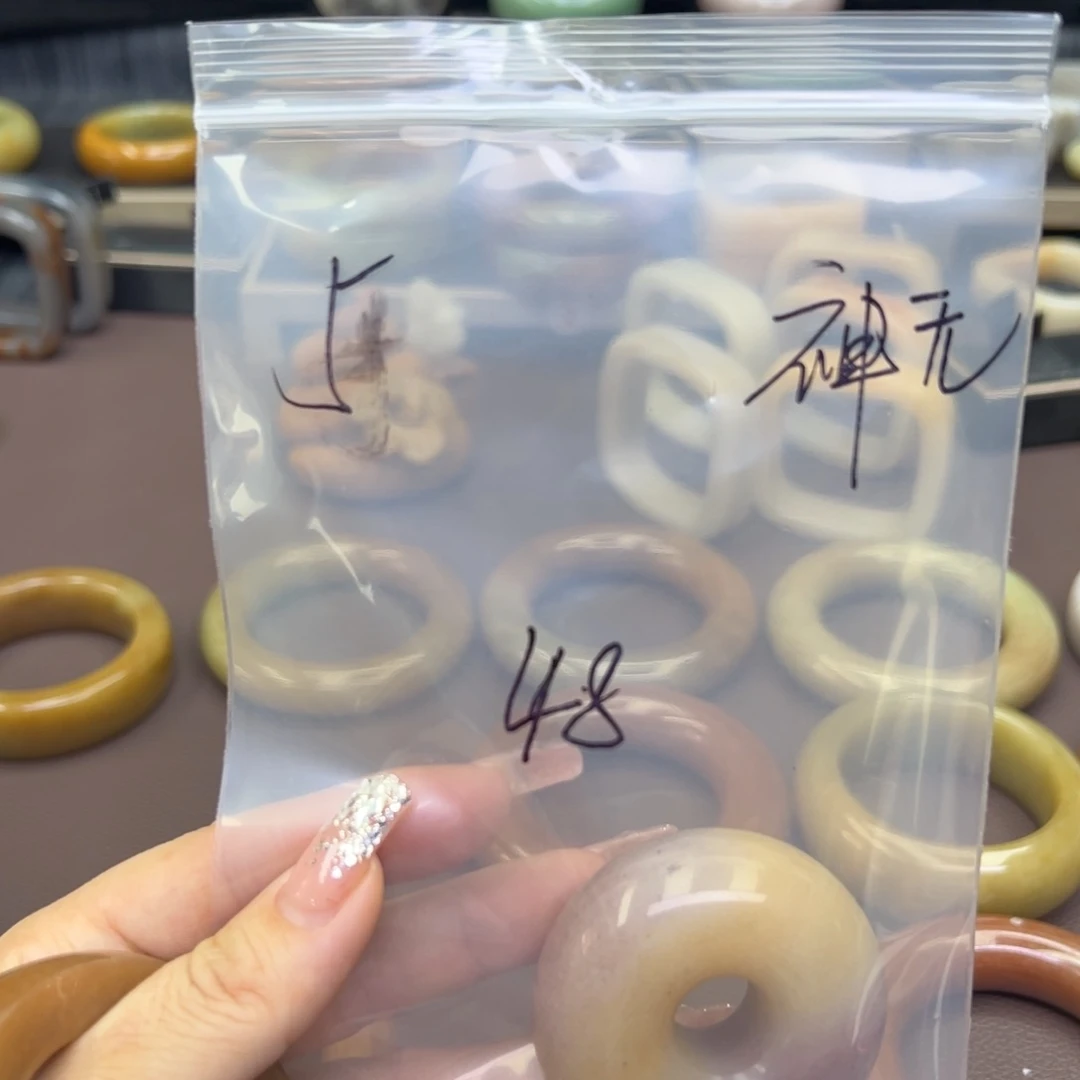 石英质玉手镯未镶嵌神**?