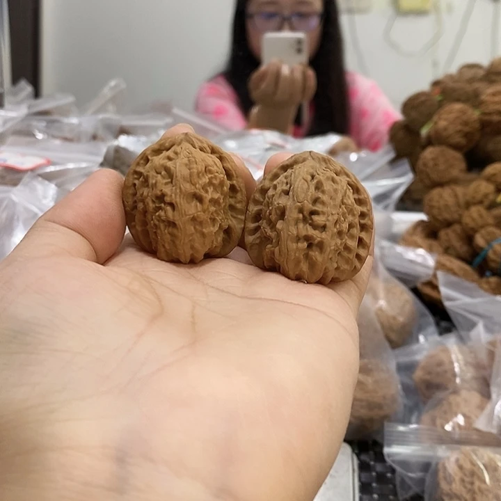 文玩核桃吊坠天**上白狮子32+