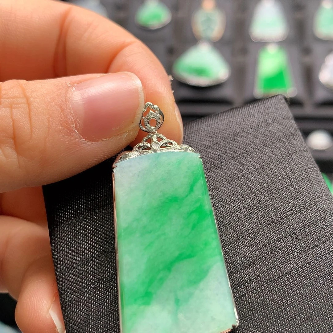 翡翠18K金镶嵌颈饰无事牌