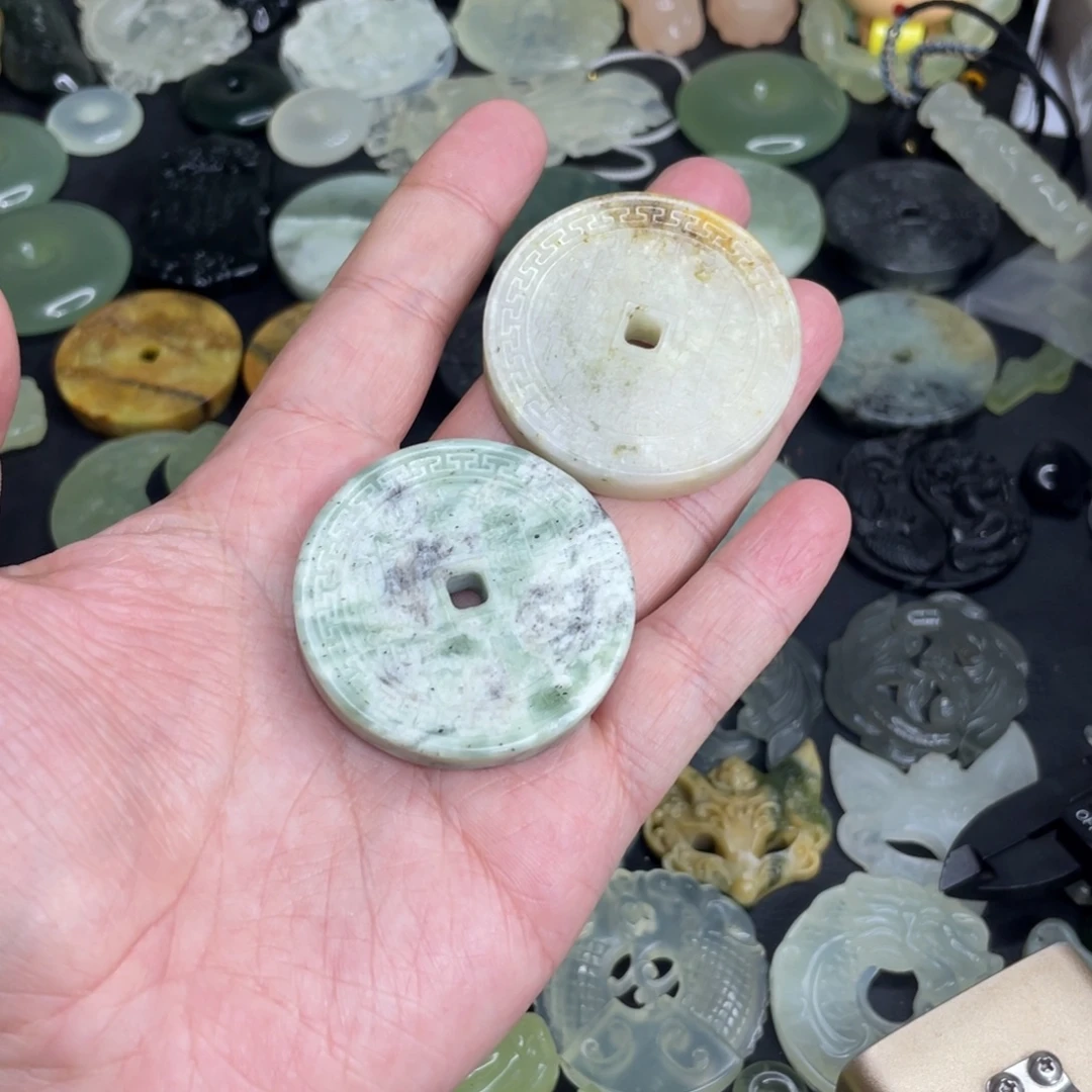 岫玉未镶嵌颈饰山鬼 发一