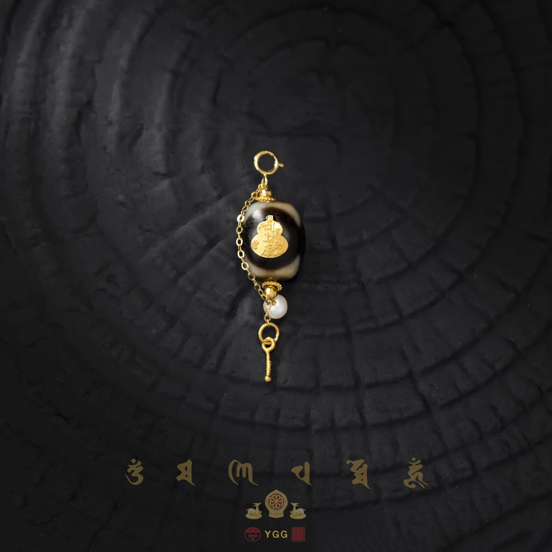 员格格PZJZ02/18K金“开CAI库”玛瑙三吊坠（多样性发）