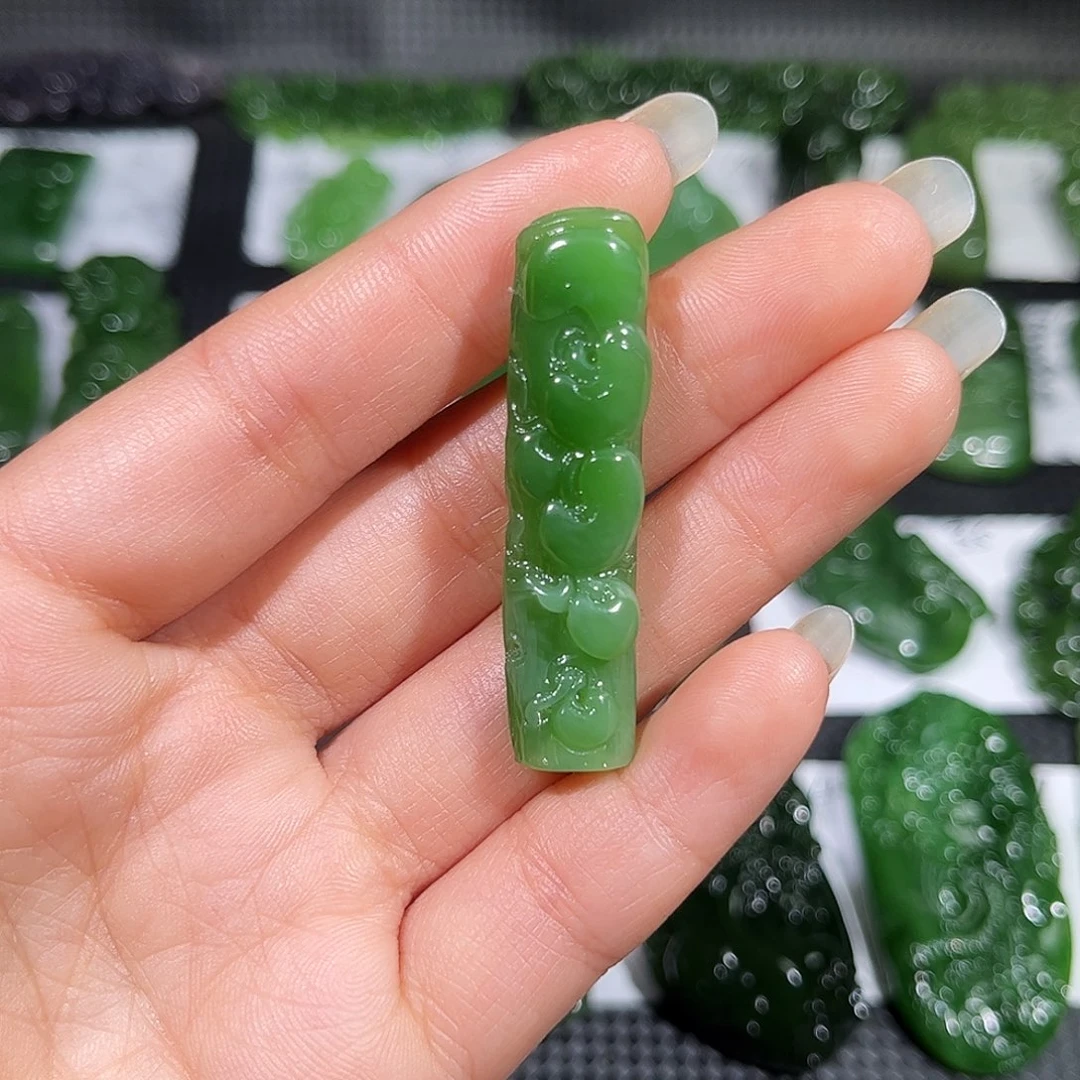 大***鸭和田玉未镶嵌颈饰