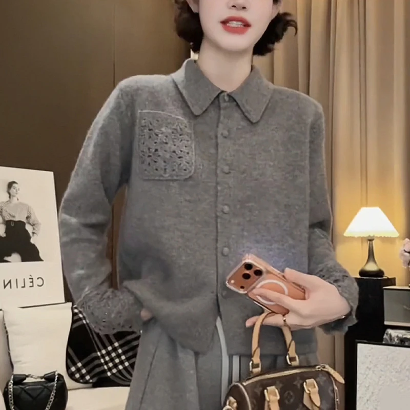 秋冬翻领灰色毛衣女2025慵懒风软糯显瘦减龄蕾丝钩花针织开衫上衣