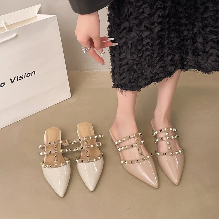 3828网红铆钉尖头平底凉鞋2025夏季真皮包头外穿欧美一字带凉拖