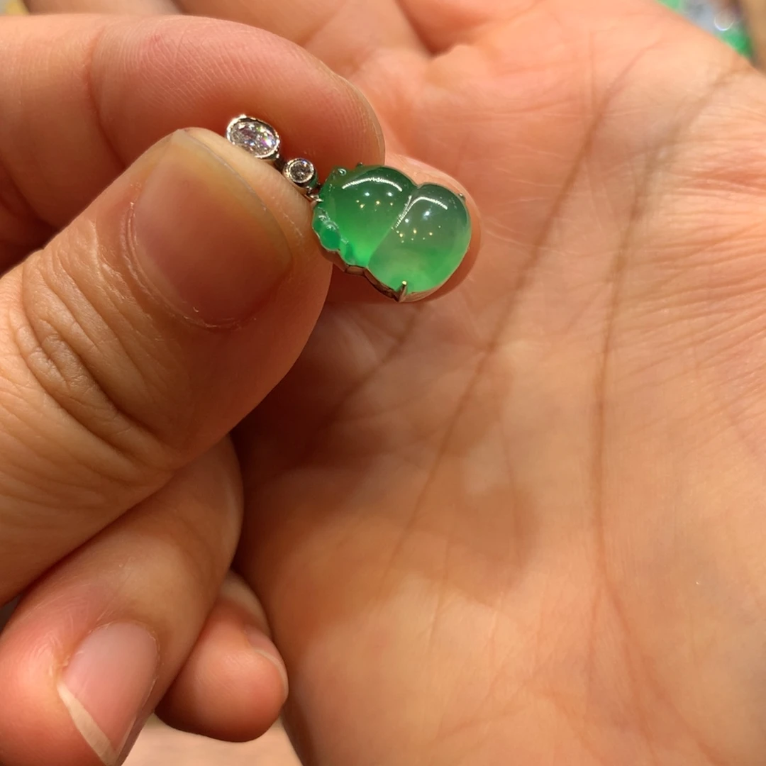 翡翠18K金镶嵌颈饰小吊坠