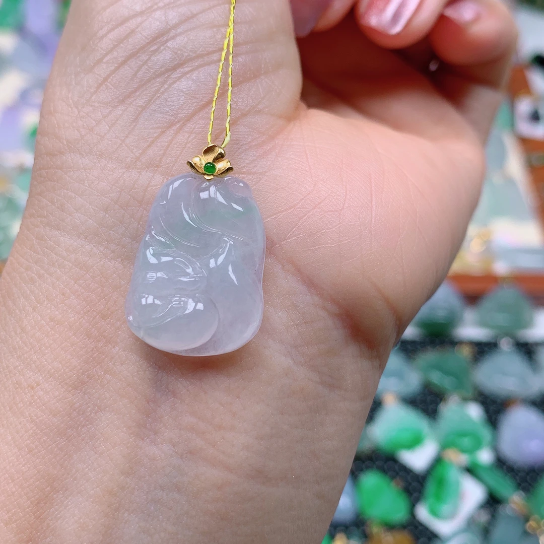 缅甸天然A货翡翠，冰润九尾狐 编号34/304尺寸21.8-15.8-4.4