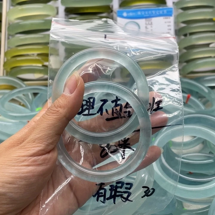 理***壮石英质玉手镯未镶嵌