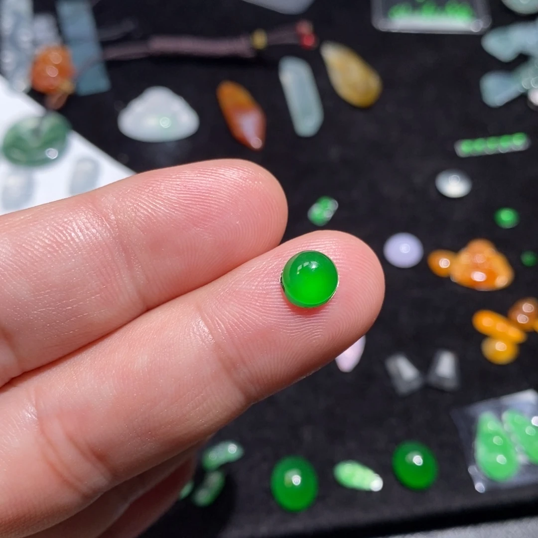 翡翠裸石阳绿蛋面1个