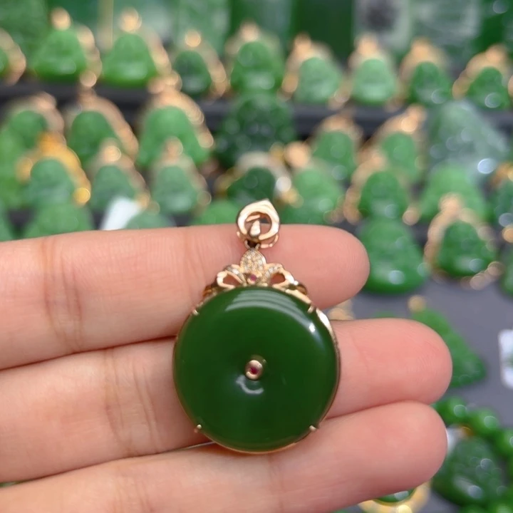 颈饰18K金镶嵌和田玉（碧玉）