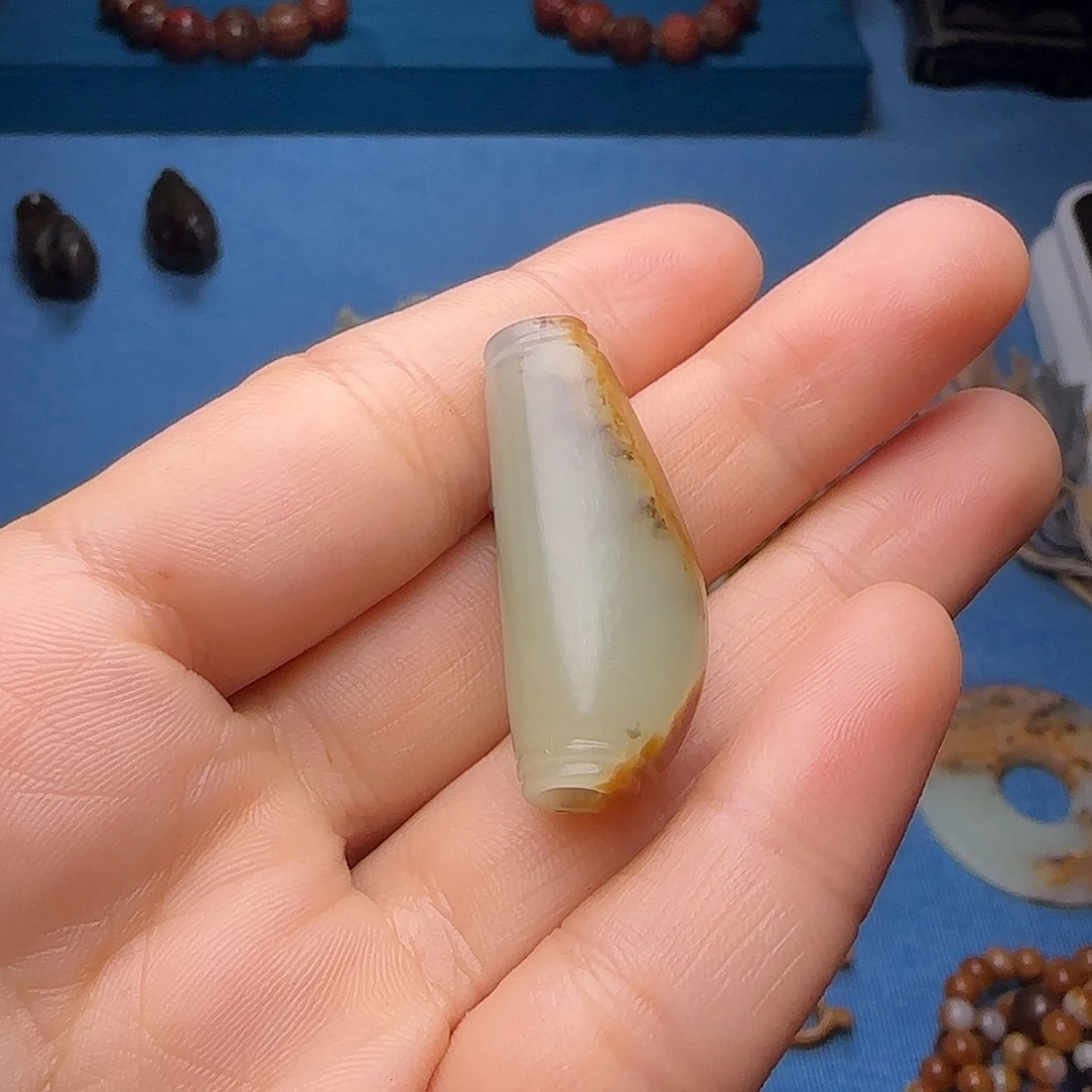 和田玉未镶嵌颈饰游*