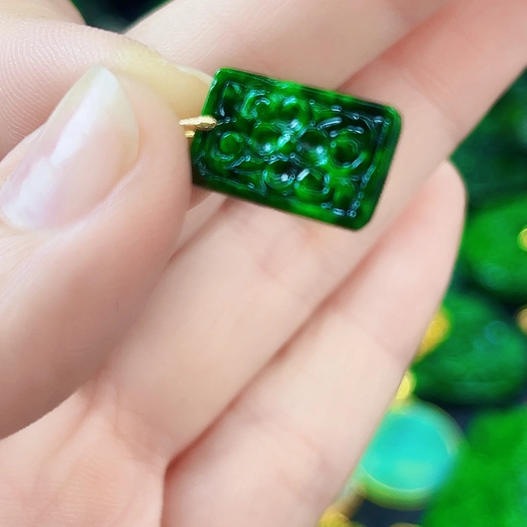 颈饰18K金镶嵌翡翠