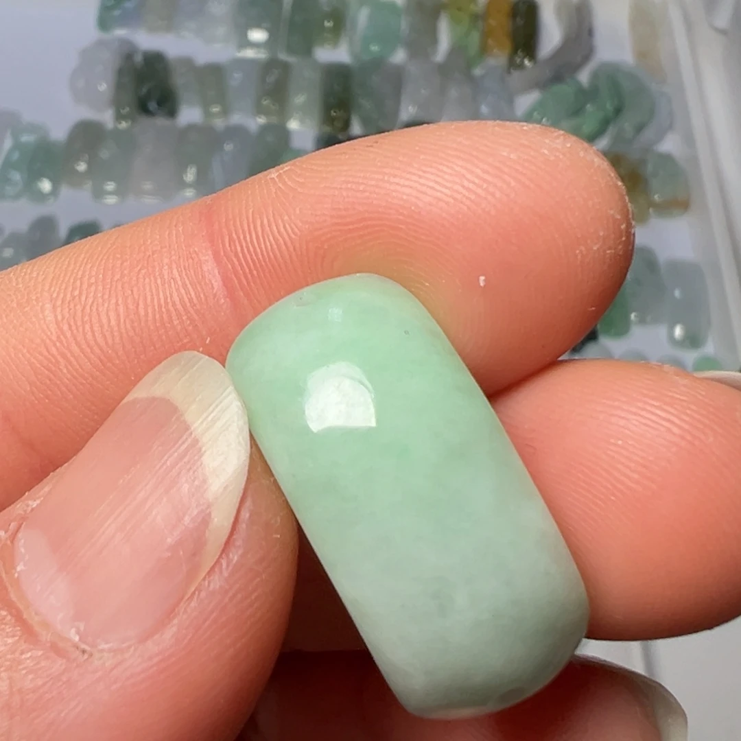 翡翠未镶嵌颈饰两头孔绿手牌一个50块