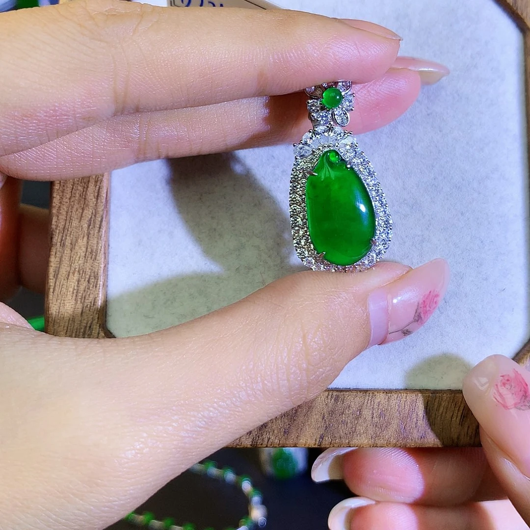 翡翠颈饰银S925镶嵌天然翡翠福瓜