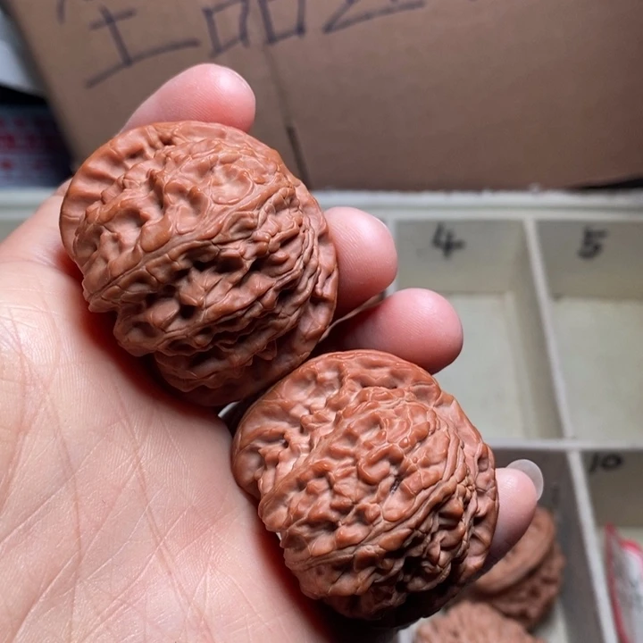 文玩核桃吊坠白狮子