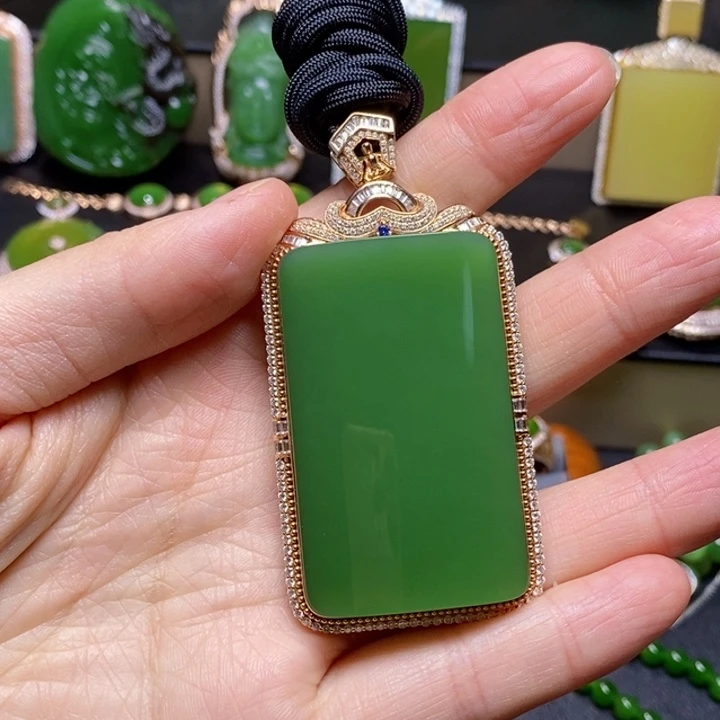 颈饰18K金镶嵌和田玉（糖玉）～****～