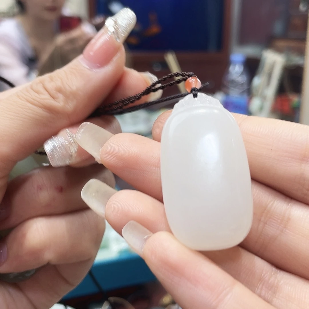 和田玉未镶嵌颈饰向****发