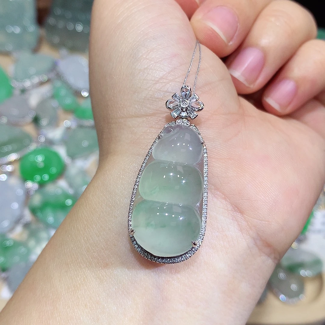 翡翠18K金镶嵌颈饰豆子