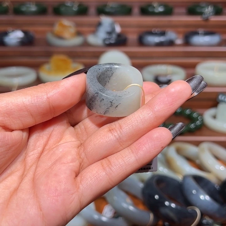 和田玉未镶嵌戒指黑白分明