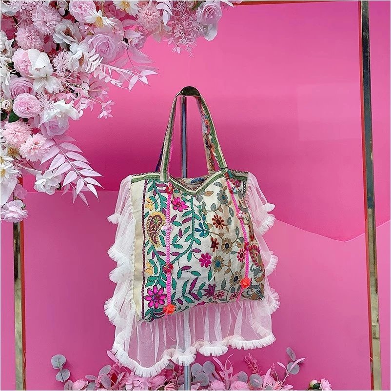 A2022泰国潮牌设计师2025春夏新款重工刺绣亮片民族风拼纱大方包