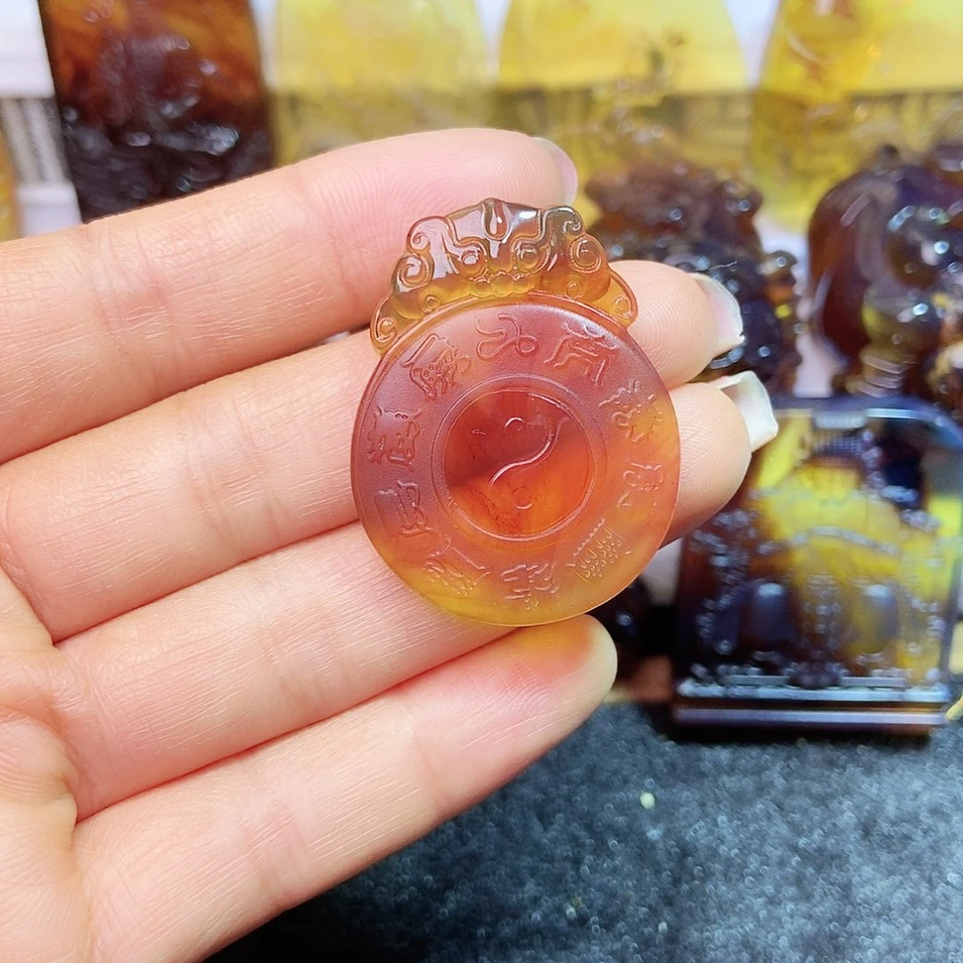 琥珀颈饰未镶嵌八卦