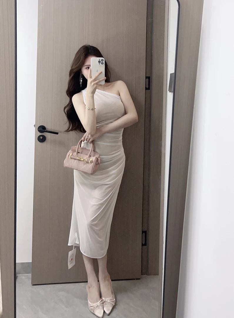 【珊珊哦】网纱拼接斜肩设计感纯欲收腰中长款包臀裙子