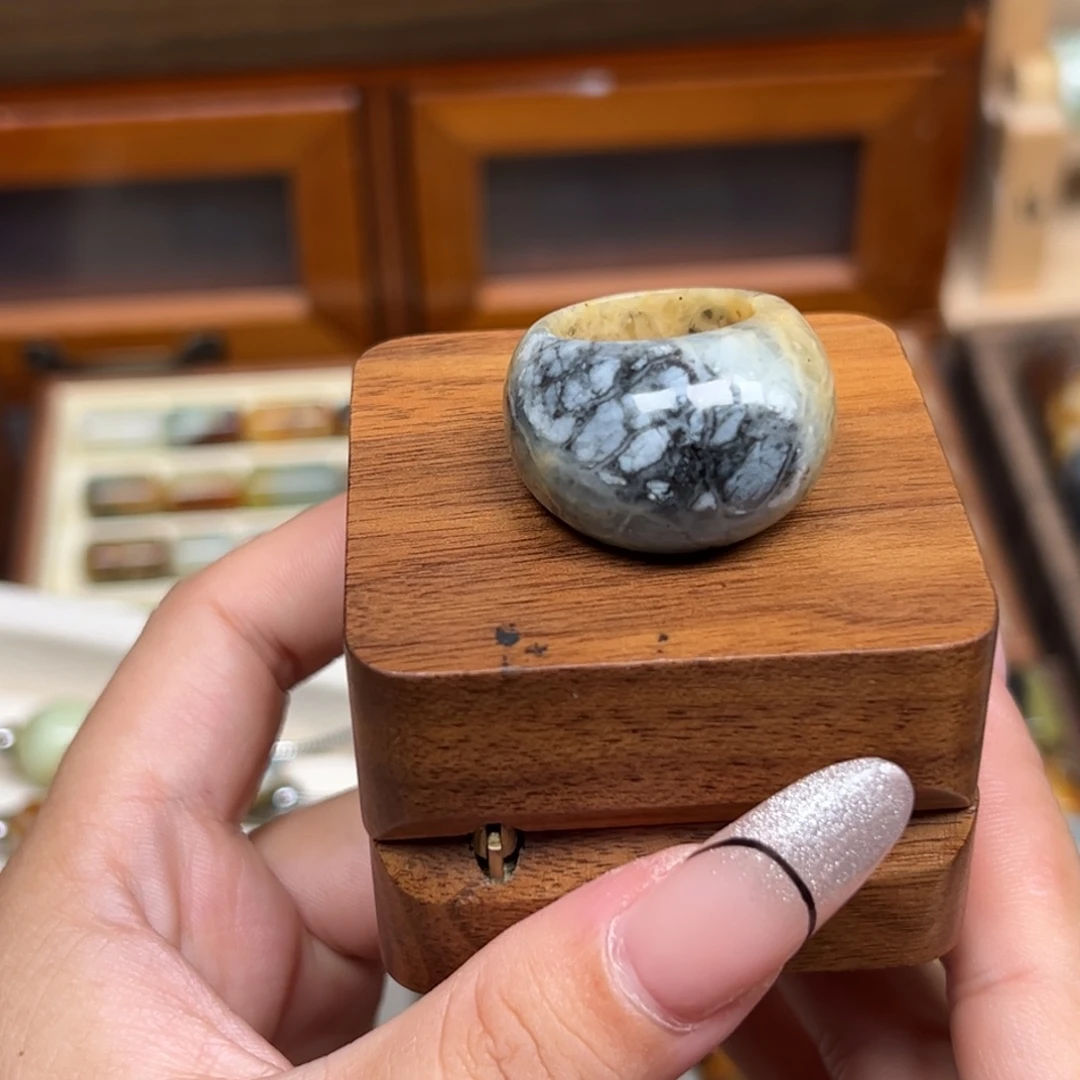 蛇纹石玉未镶嵌戒指内径18.7