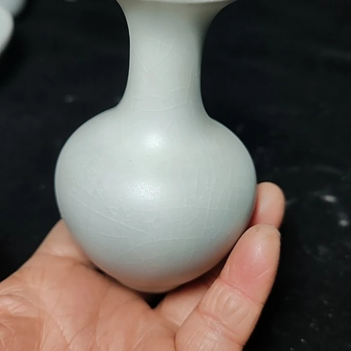 官瓷天青釉小花瓶