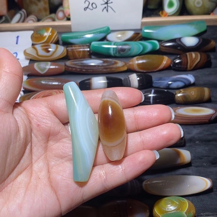 颈饰未镶嵌石英质玉