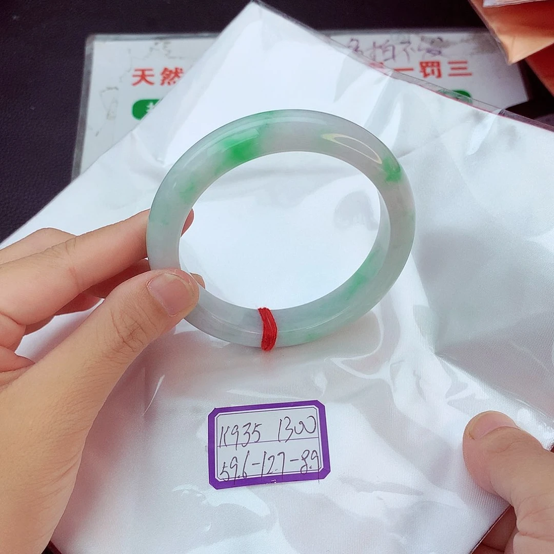 翡翠手镯未镶嵌翡翠