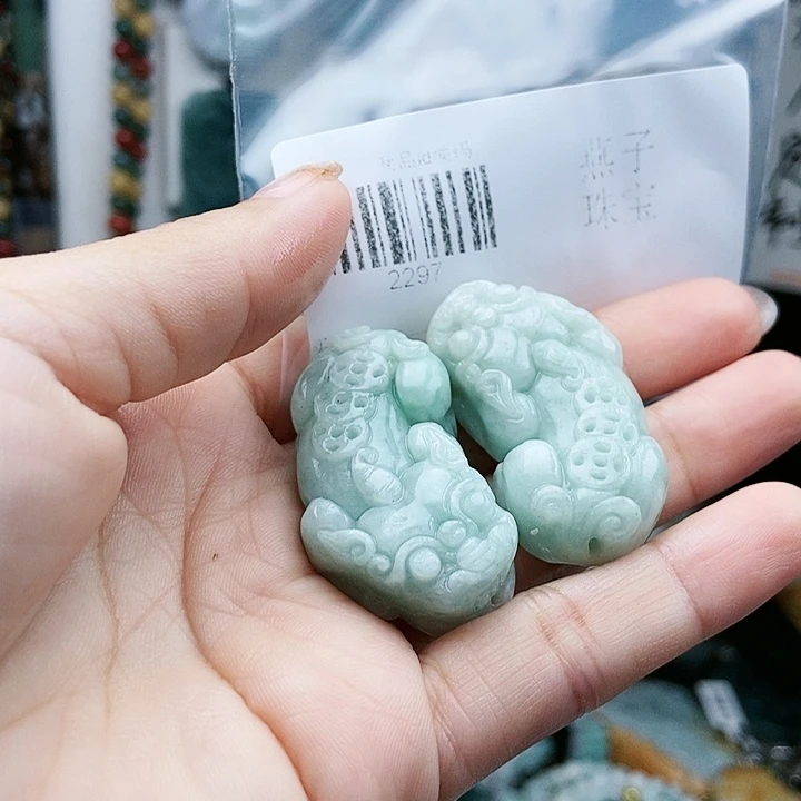 颈饰足铂镶嵌翡翠翡翠
