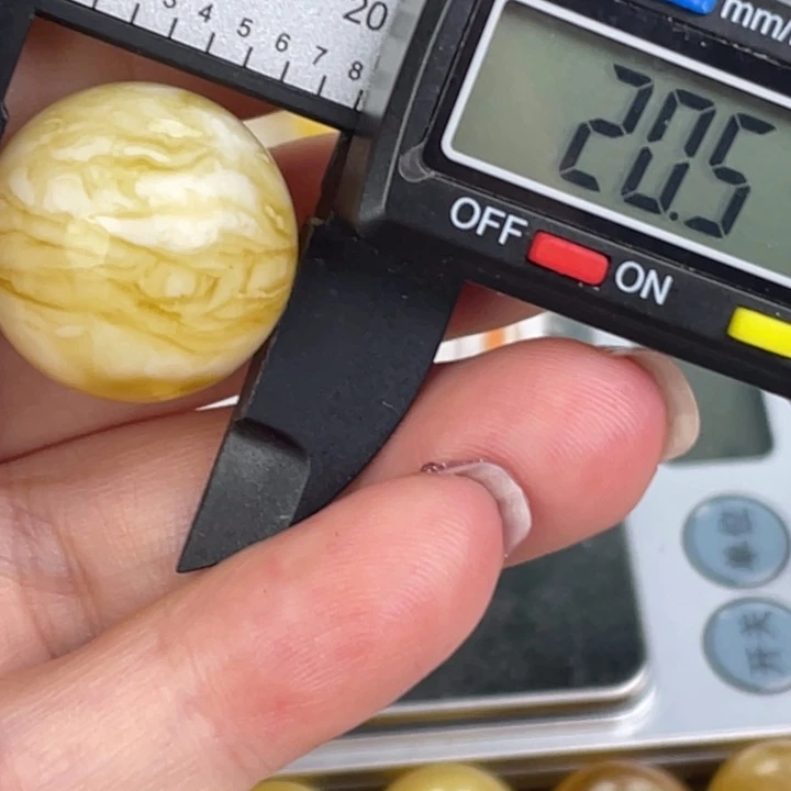 蜜蜡未镶嵌裸石微瑕95