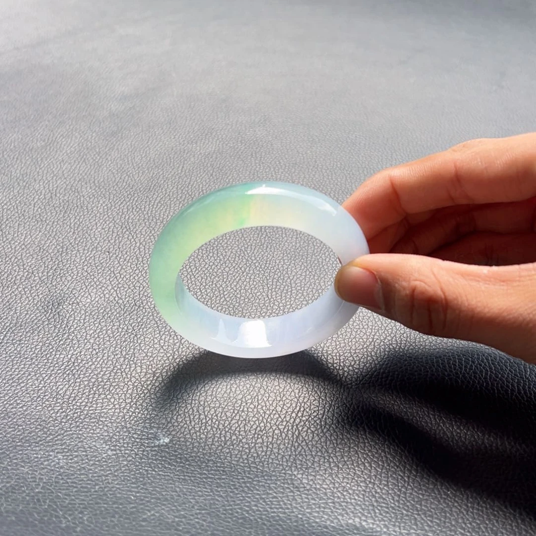 翡翠手镯未镶嵌冰绿