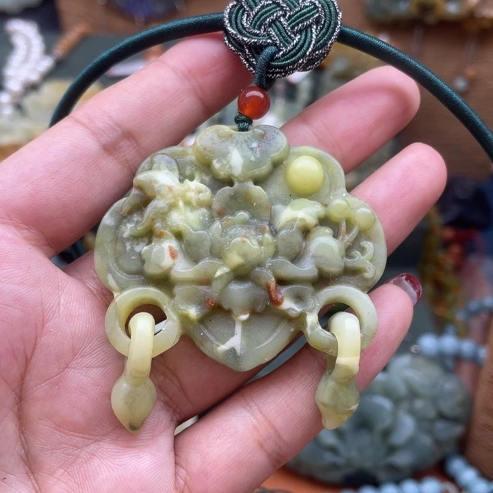 蛇纹石玉吊坠合金