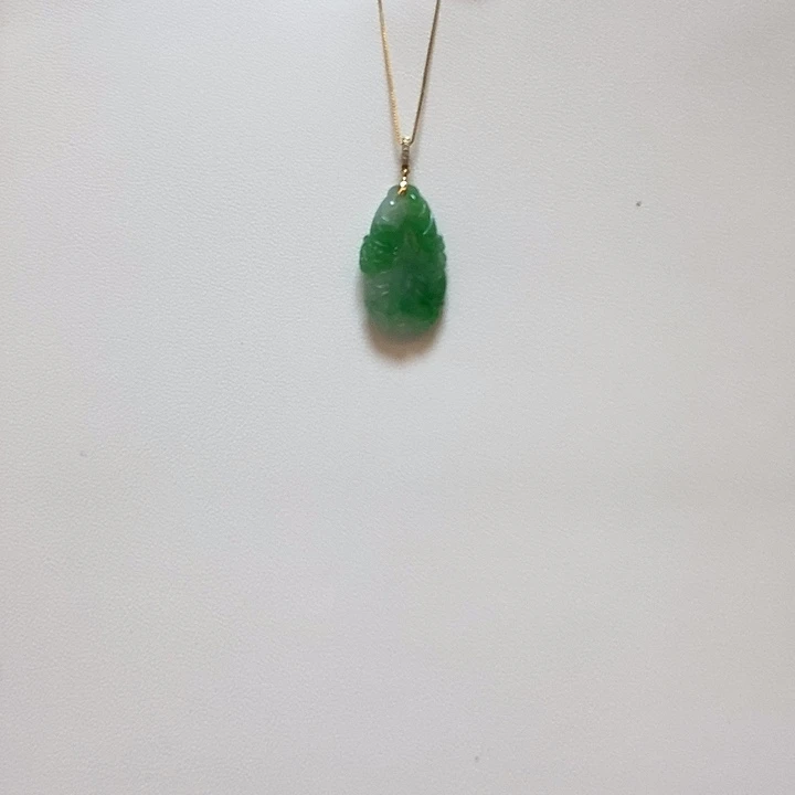 翡翠18K金镶嵌颈饰简单