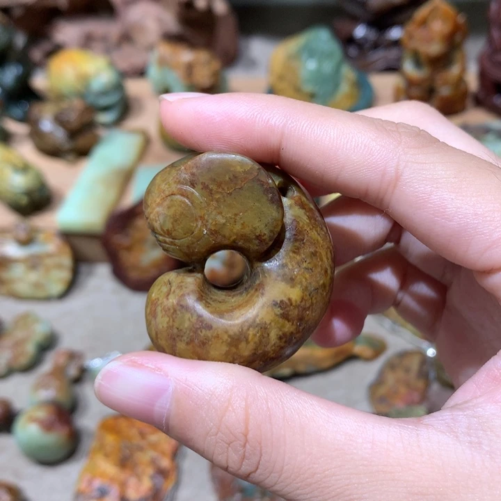 未镶嵌岫岩河磨玉（透闪石质玉）挂件
