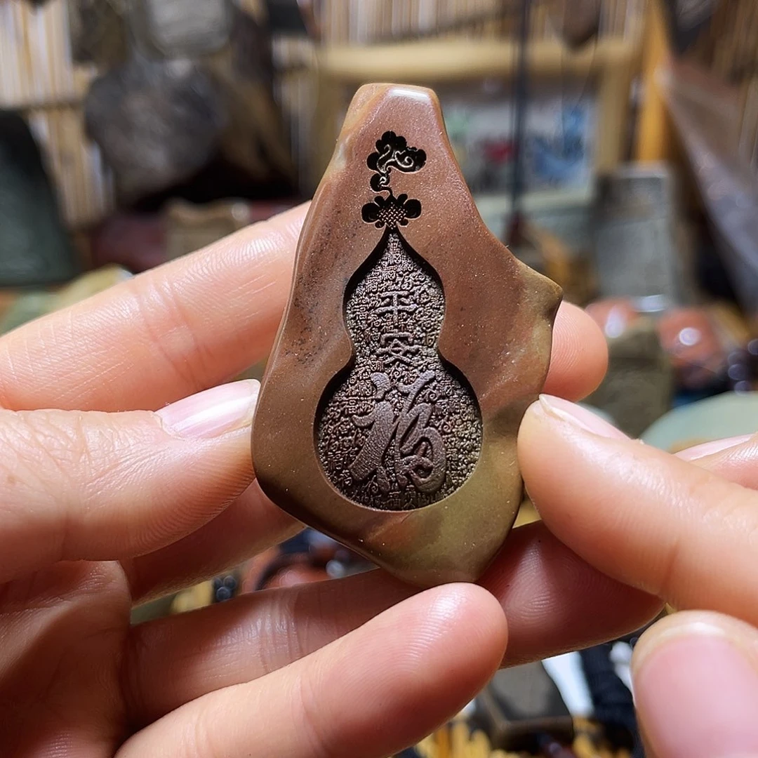 新疆原石雕刻手把件